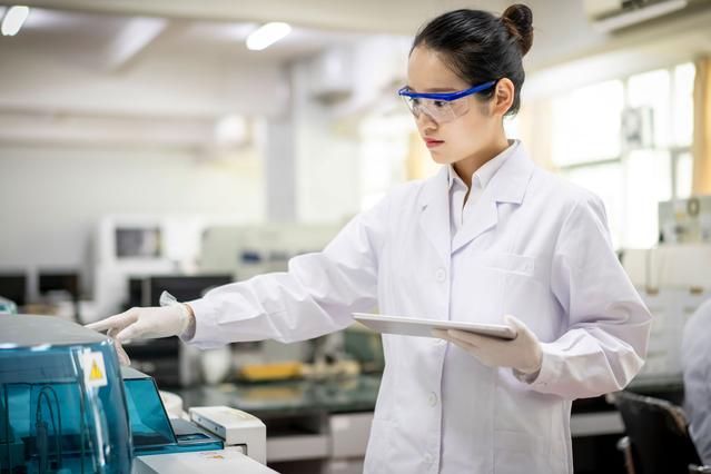 A women in a lab with tablet in hand