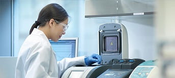 lab technician working in a lab