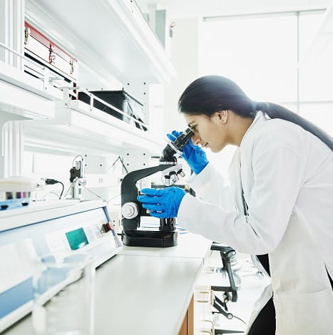 scientist working in Preclinical lab for Life Sciences